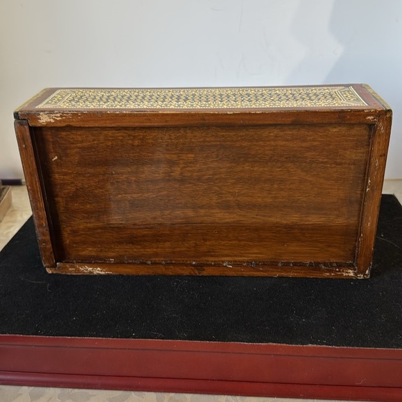 Vintage handcrafted Egyptian Inlay Wood & Mother of Pearl Tissue Box – 11" - Picture 6 of 9